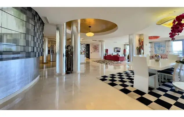 Apartamento en Puerto Banús 3 Dormitorios Lujo Primera Línea de Playa