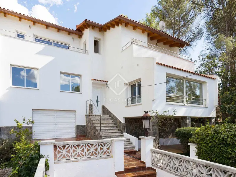 Chalet en Venta Olivella Barcelona con Piscina y Vistas a la Montana