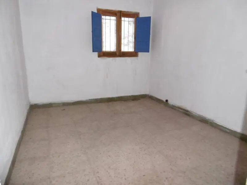 Villa con 5 dormitorios y piscina cerca de Yecla