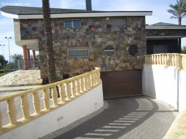 Villa en Los Montesinos con 5 Dormitorios, Piscina y Jardín