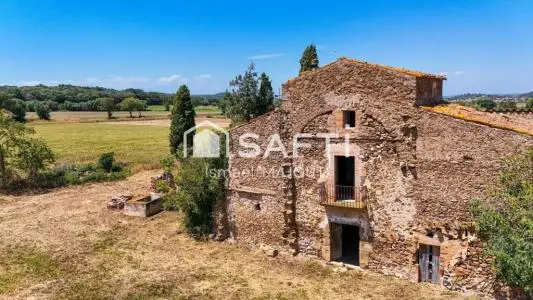Masía Catalana para Reformar con Terreno y Vistas en Casavells