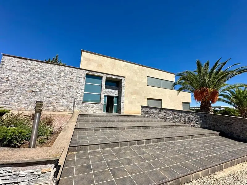 Villa de Lujo en Yecla 5 Dormitorios 8 Banos