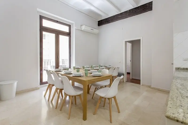 Habitacion con balcon en El Carmen