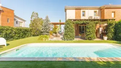 Casa Adosada en Vallromanes con Piscina Privada y Placas Solares