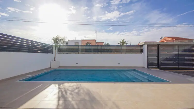 Villa 3 Dormitorios Torrevieja: Lujosa y Cerca de la Playa