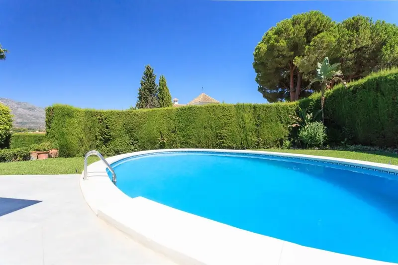 Villa en Nueva Andalucía 5 dormitorios con piscina y vistas panorámicas