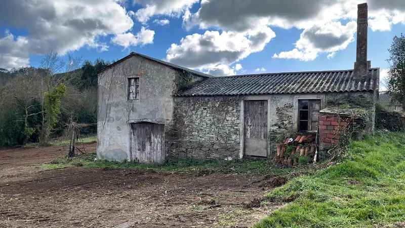 Casa de Piedra en Oza Cesuras con Terreno