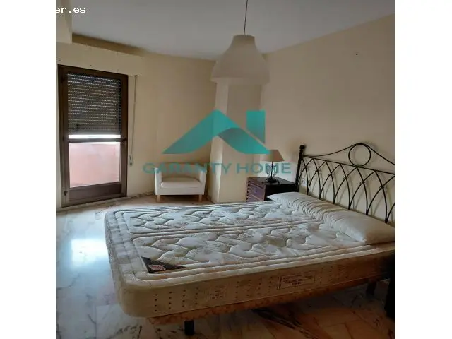 Apartamento Amueblado en Centro de Cáceres con Garaje y Trastero