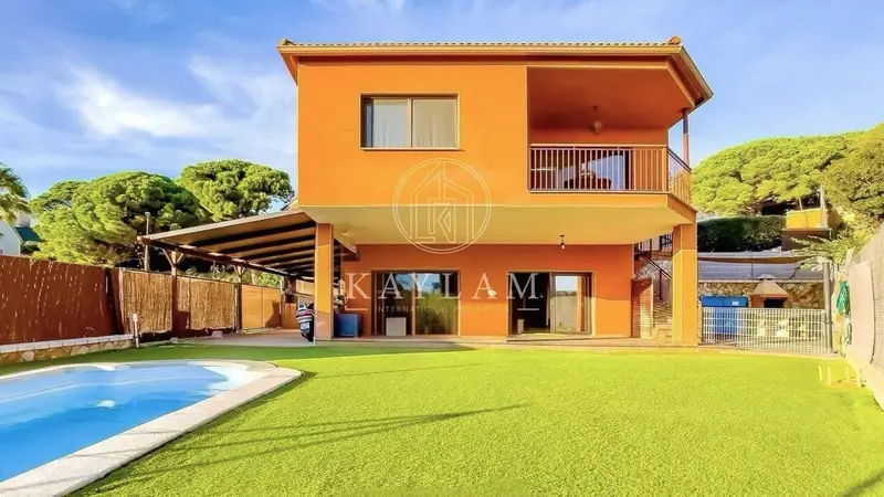Chalet en venta Lloret de Mar con vistas al mar y licencia turistica