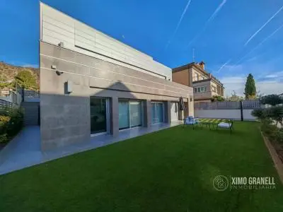 Casa Chalet Moderna en Vall d Uxo con Piscina y Jardín