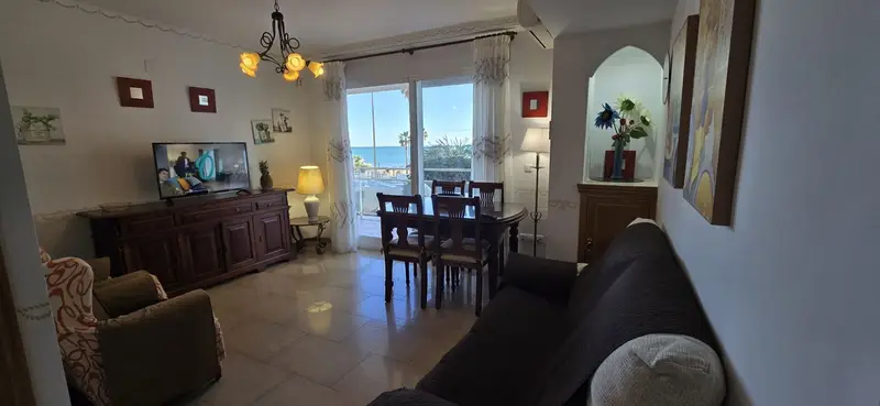 Apartamento en La Carihuela con Vistas al Mar y Piscina