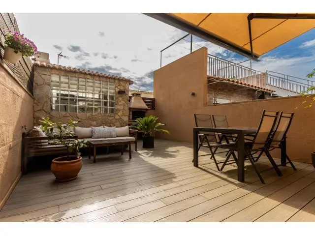 Refugio Urbano con Estilo: Terraza, Diseño y Confort