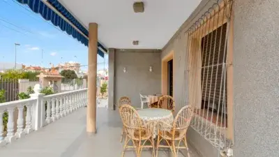 Chalet en Venta en Nueva Torrevieja 4 habitaciones 2 baños