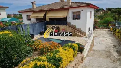 Casa en Sils con 2 Viviendas Independientes y Jardin
