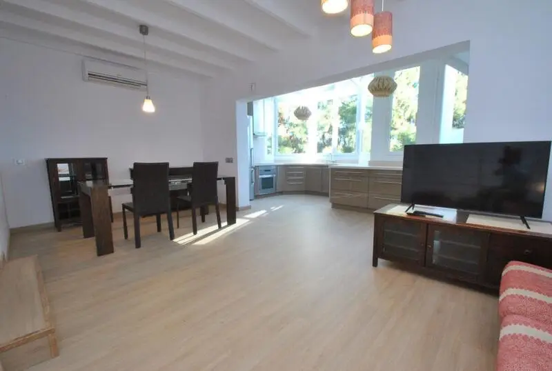 Villa Renovada en Calahonda con Piscina y Vistas al Mar