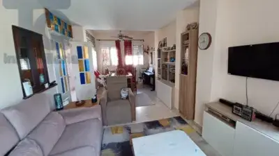 Casa adosada en Armilla con 4 dormitorios y piscina
