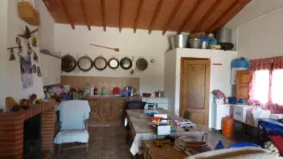 Finca Rustica con Casa Cochera y Naves en Rubiales Aguadero