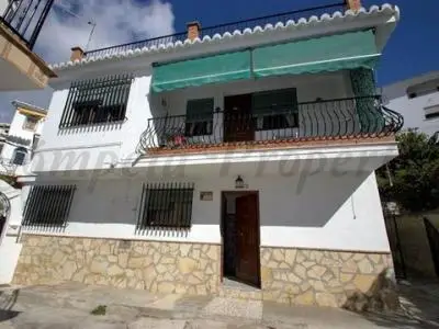 Casa de Pueblo en Cómpeta con Vistas al Mar y Gran Potencial