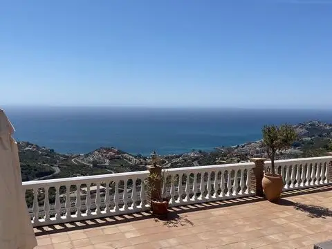 Chalet en Almuñécar con Vistas al Mar y Piscina Privada