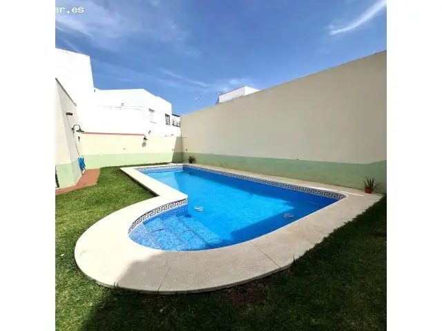 Adosado en Alcala del Rio con Piscina y Azotea Privada