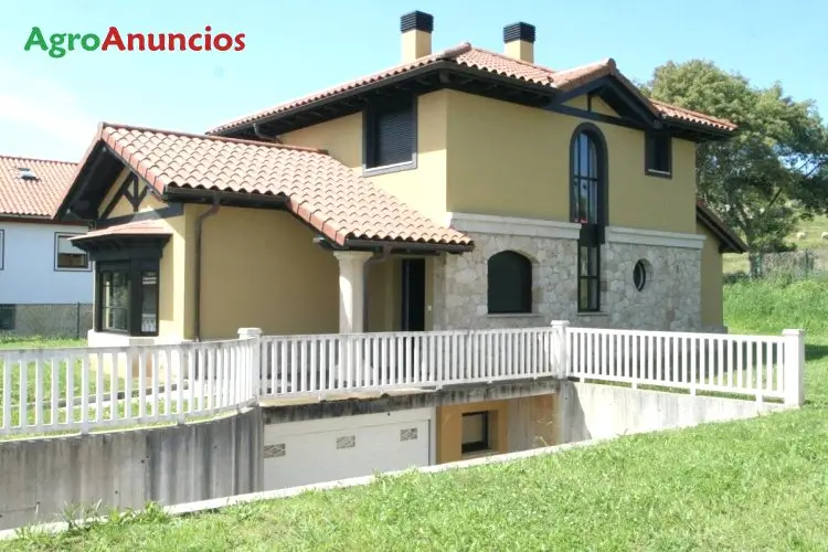 Venta  de Chalets individuales con jardín privado en Cantabria