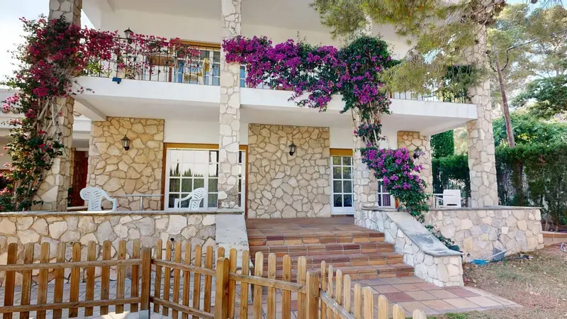 Villa de Lujo en Venta: 6 Dormitorios, Piscina y Alta Renta