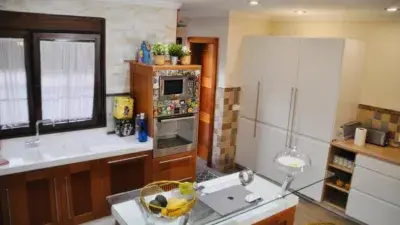 Casa adosada en venta en en Salón de Santa Gadea Frente Al Pabellón de Deportes.