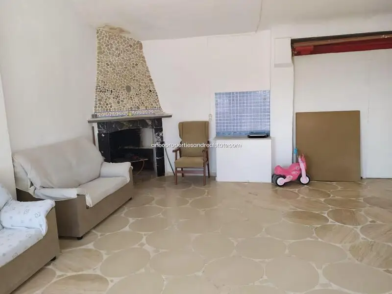 Casa con Terreno en Novelda: Gran Posibilidad de Ampliacion