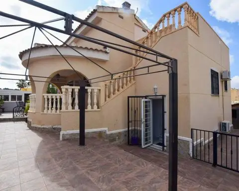 Villa de Lujo en Venta - 5 Dormitorios, Piscina y Amplio Sótano