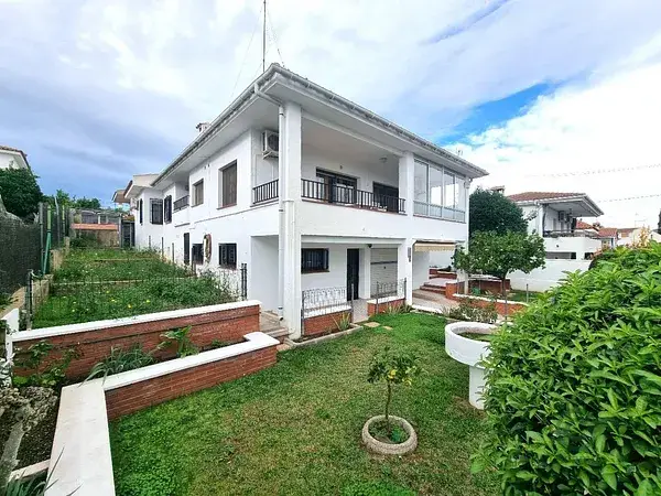 Chalet en Torredembarra con Vistas al Mar y Garaje Doble