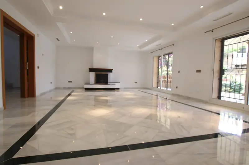Chalet 4 Dormitorios 4 Baños El Rosario Marbella