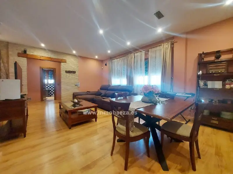 Venta Casa con calefacción en Baeza 325m2 3 dormitorios terraza