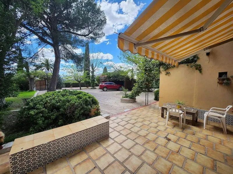 Chalet en Sax con Piscina y Pista de Tenis