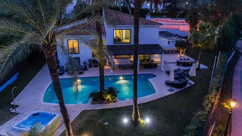 Villa Lujo 4 Dormitorios Nueva Andalucía Piscina Climatizada