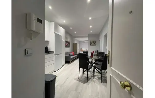 Estudio Amueblado en Madrid con Balcón y Aire Acondicionado