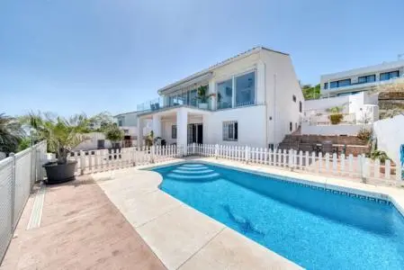 Villa de Lujo en Estepona con Vistas al Mar 5 Dormitorios