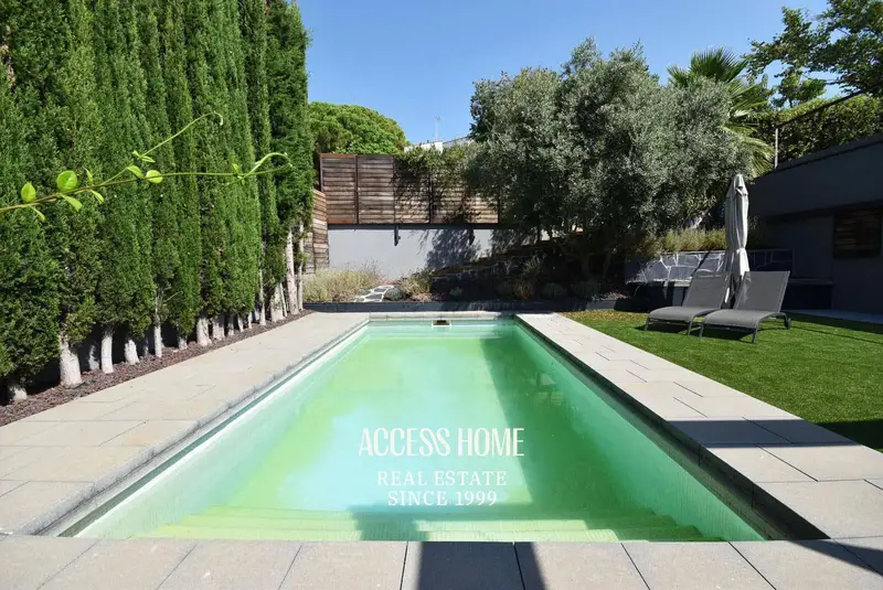 Chalet Minimalista en Premià de Dalt con Piscina y Vistas al Mar