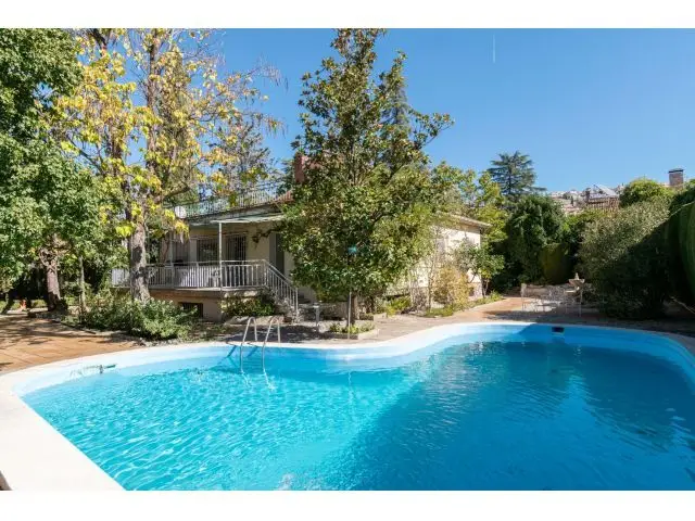 Casa Unifamiliar 5 Dormitorios 388m2 Parcela 1060m2 Piscina Granada