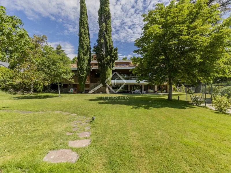 Chalet en venta en Madrid 1000m² 5 dormitorios Jardín Piscina