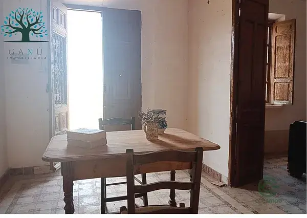 Casa con dos parcelas y terreno en zona protegida