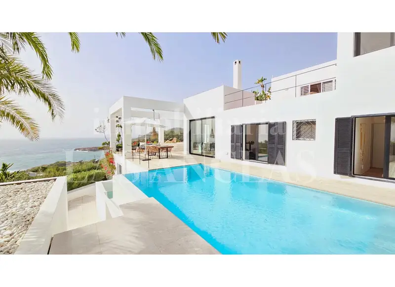 Villa de Lujo en Ibiza con Vistas al Mar y Proyecto de Ampliacion