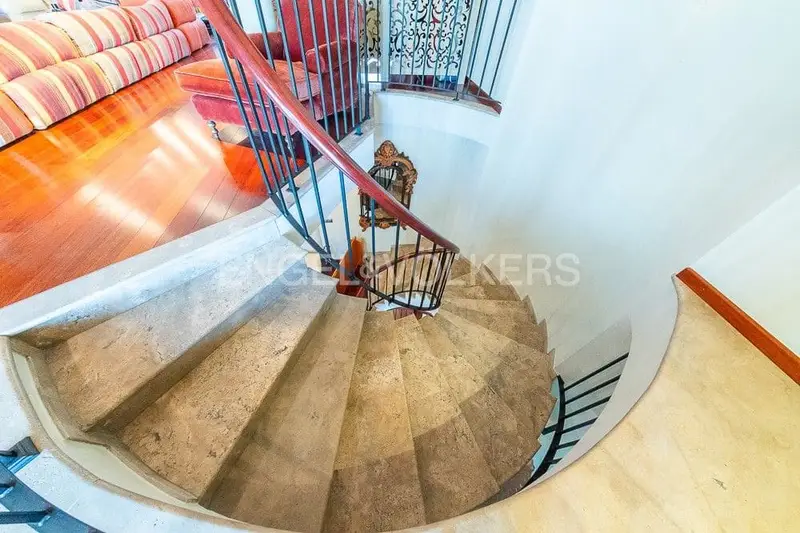 Chalet de Lujo en Gandia con 8 Plazas de Aparcamiento y Ascensor