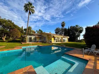 Casa en Elviria con Vistas al Mar y Gran Potencial Inversor