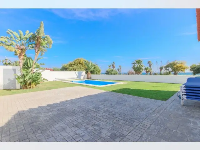Casa Villa 3 Dormitorios Milla de Oro Piscina Playa