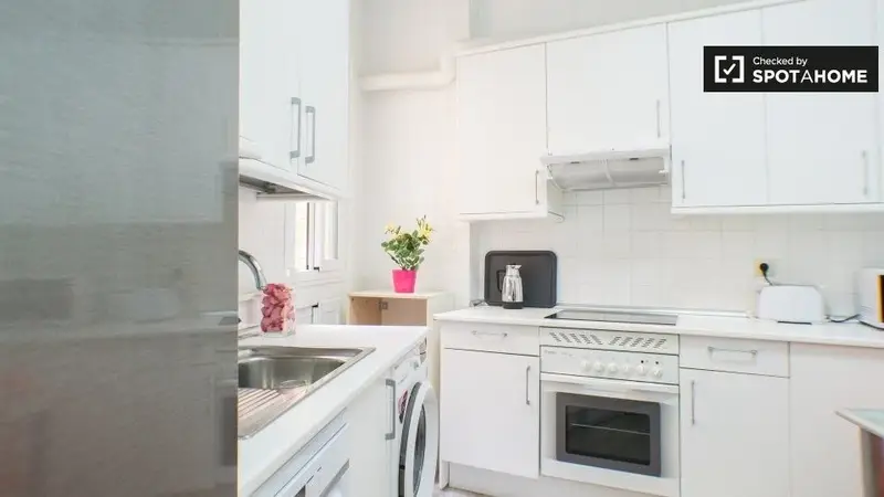 Apartamento de 6 dormitorios y 2 baños en Madrid