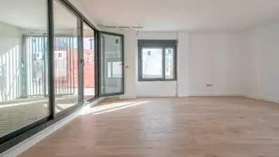 Casa adosada en venta en Tomares centro con piscina privada