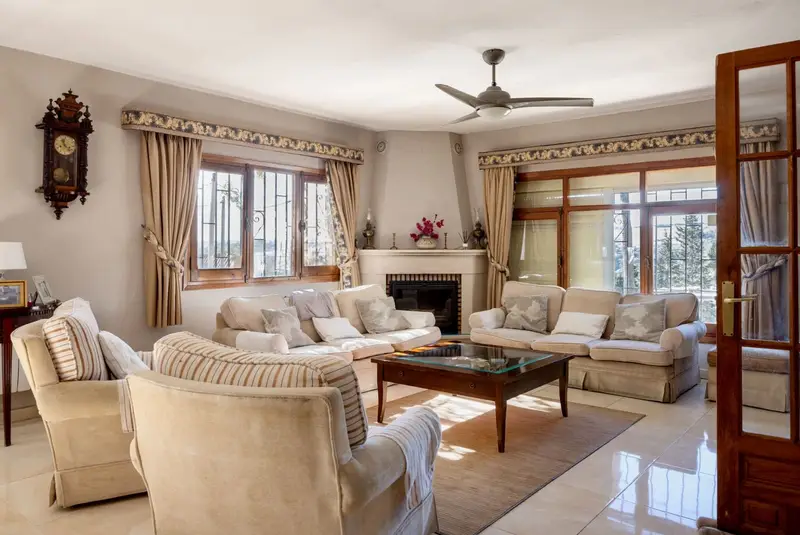 Chalet en venta con 2 casas y piscina en San Roque