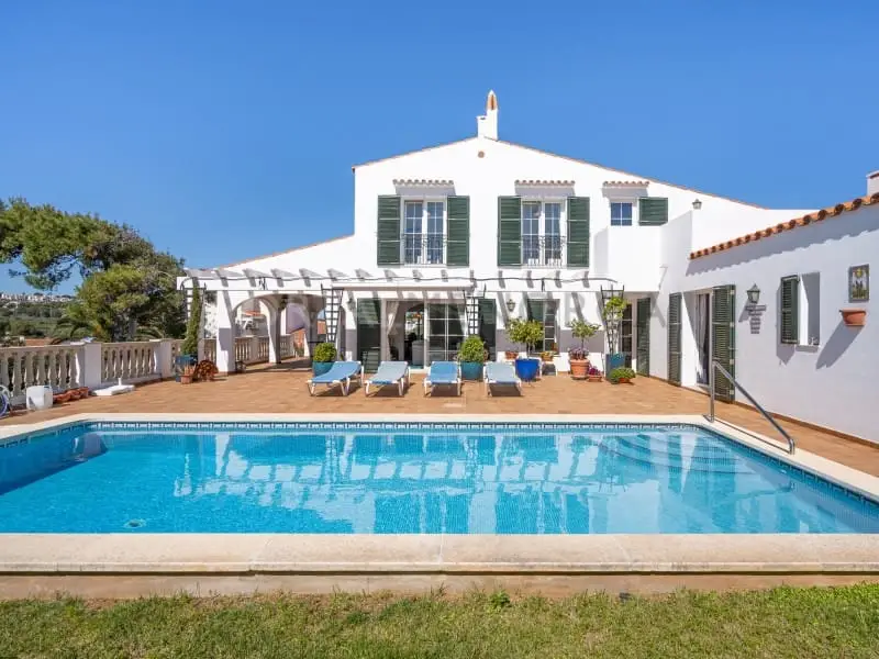 Chalet en venta en Addaia Menorca con piscina y jardin