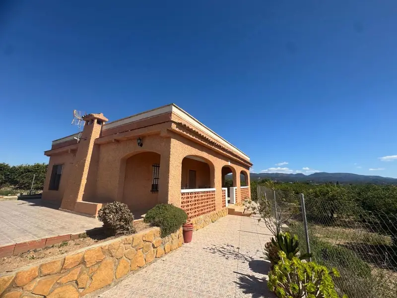 Chalet en Venta Lliria Valencia Reformado con Piscina y Placas Solares