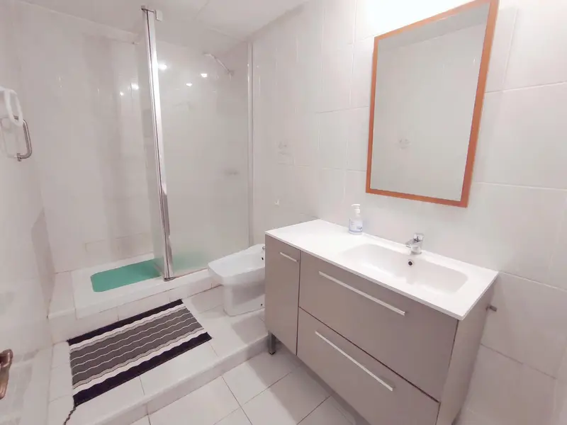 Piso en venta. Vivienda alta con ascensor y balcón, 3/4 dormitorios, doble orientación (exterior y amplio patio de manzana)